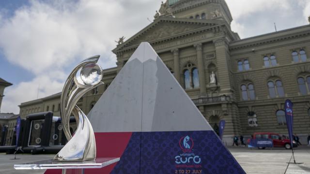 Le trophée qui sera remis à l'équipe gagnante de l'Euro 2025. [Keystone Peter Schneider]