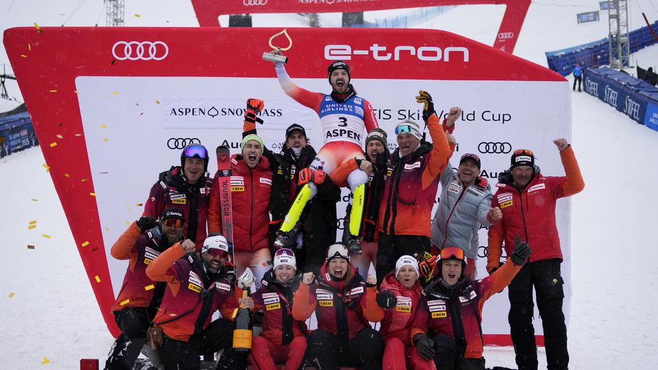 Loïc Meillard porté en triomphe par ses coéquipiers et le staff de l'équipe de Suisse; trois courses à Aspen, trois victoires helvétiques! [KEYSTONE - JOHN LOCHER]
