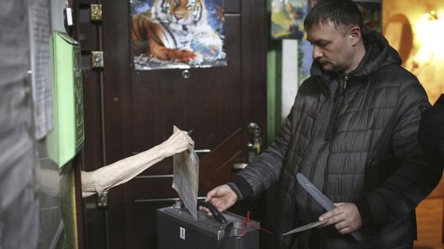 En Russie, début de trois jours de votations au résultat connu d’avance. [AP/Keystone]