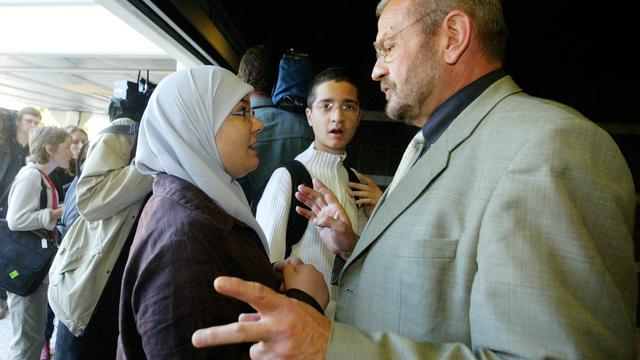 En 2004, un proviseur demande à une élève de retirer son voile. [AFP - François Lo Presti]