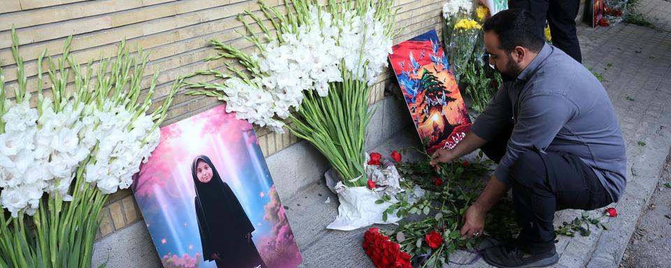 En Iran, des fleurs ont été placées devant l'ambassade libanaise pour rendre hommage aux victimes des bipers. [Keystone/EPA - Abedin Taherkenareh]