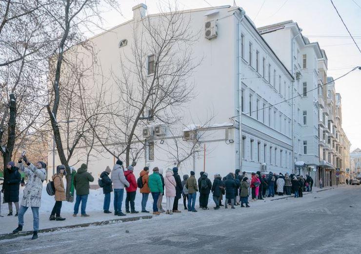 La file d'attente en soutien au candidat Boris Nadejdine, à Moscou en janvier 2024 [Alexander Gronsky]