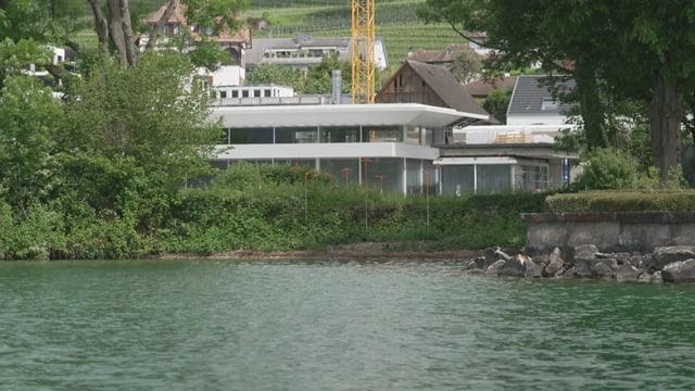 Les gabarits oranges visibles au bord du lac délimitent le hangar à bateaux prévu par Roger Federer. [SRF]