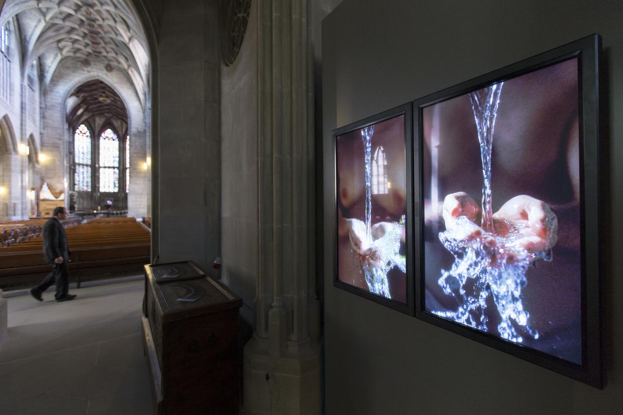 L'œuvre vidéo "Ablutions" de l'artiste américain Bill Viola, dans la cathédrale de Berne, le 10 avril 2014. [KEYSTONE - PETER KLAUNZER]