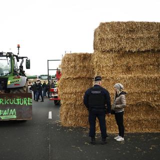 Les agriculteurs français restent mobilisés avant de nouvelles annonces du gouvernement. [keystone - Yoan Valat]