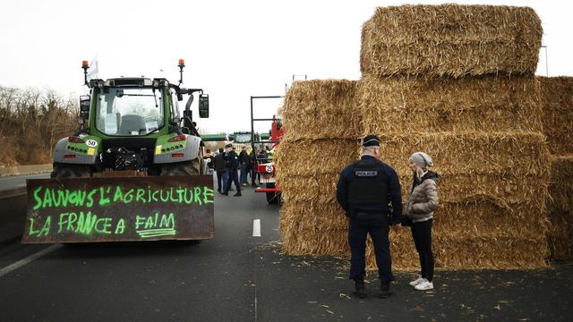 Les agriculteurs français restent mobilisés avant de nouvelles annonces du gouvernement. [keystone - Yoan Valat]