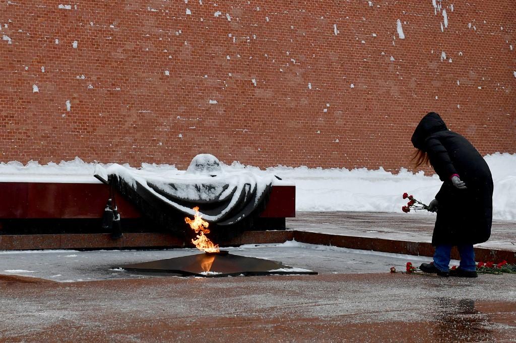 Des femmes de Russes mobilisés pour combattre en Ukraine ont déposé symboliquement samedi des fleurs sur la flamme du soldat inconnu. [AFP - Olga Maltseva]