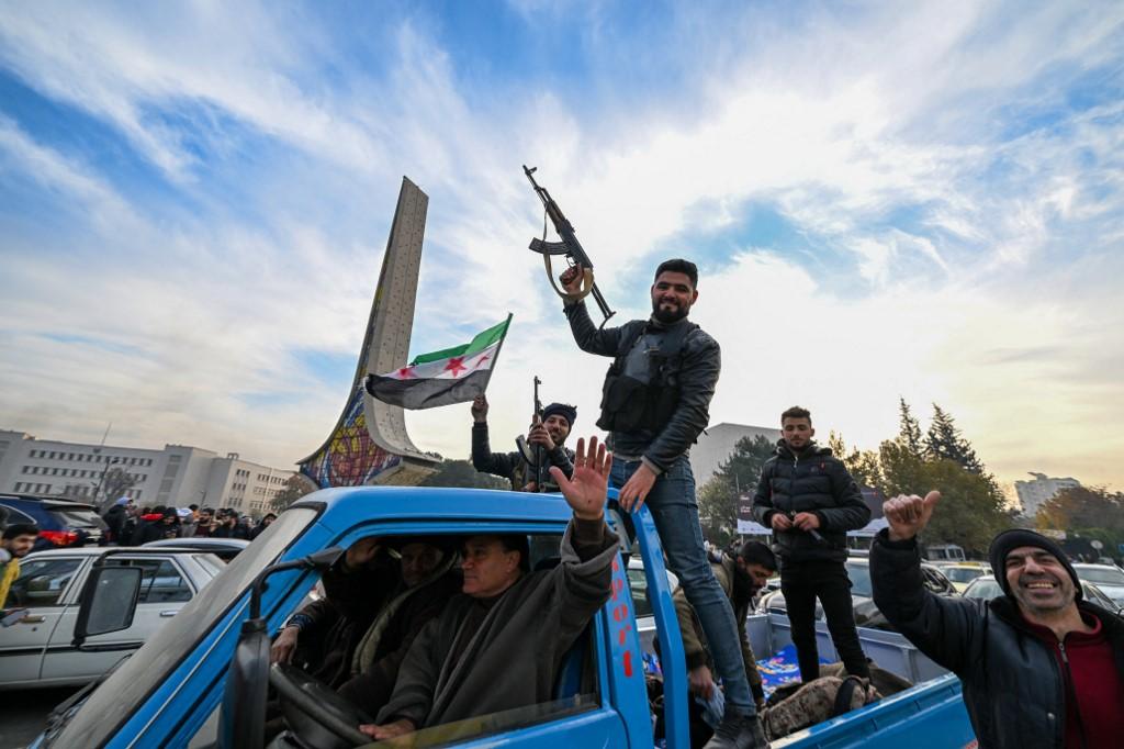 Des rebelles sur la place Umayyad à Damas. [AFP - LOUAI BESHARA]