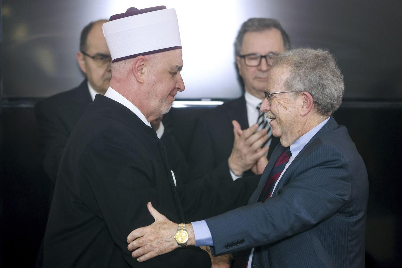 Menachem Rosensaft, conseiller général émérite du Congrès juif mondial, et Husein Kavazovic, le chef religieux de musulmans de Bosnie, ont signé une initiative pour la paix. [Keystone - Armin Durgut]