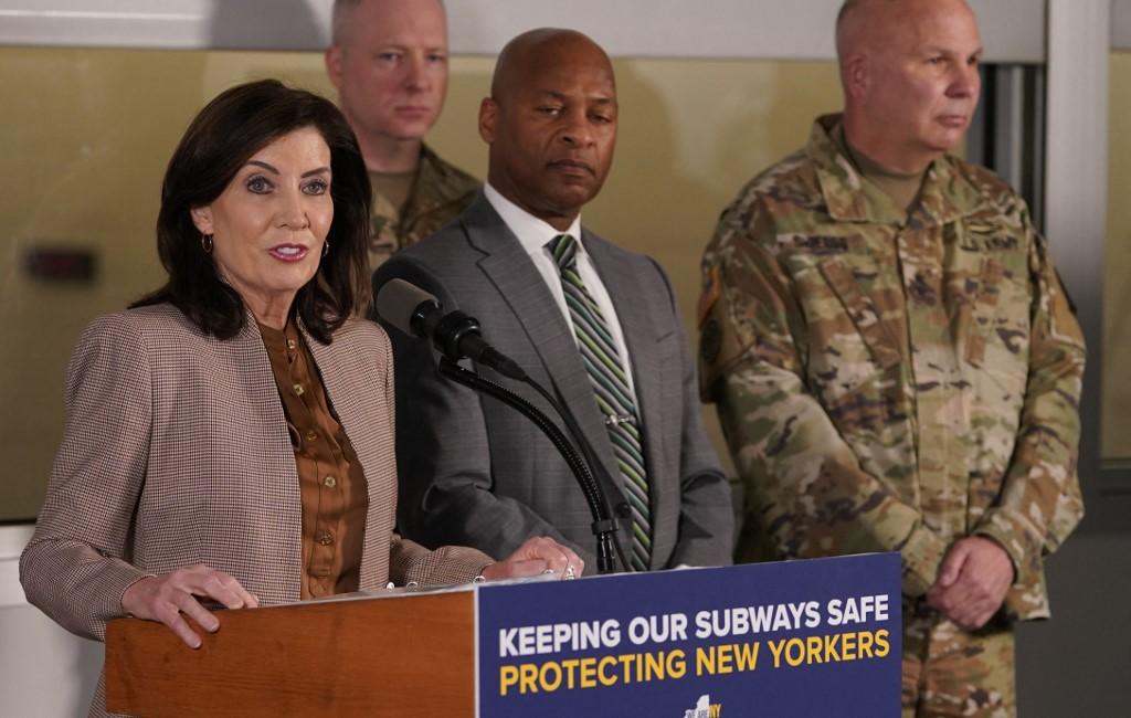 La gouverneure Kathy Hochul a annoncé mercredi en conférence de presse un renforcement du dispositif sécuritaire dans le métro de New York. [AFP - TIMOTHY A. CLARY]