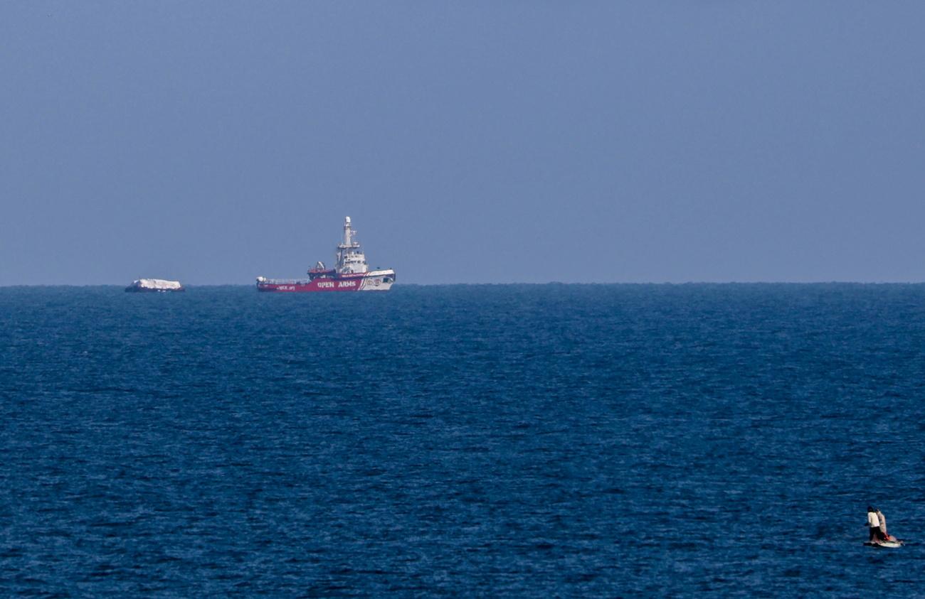 Le bateau Open Arms et sa cargaison d'aide humanitaire était perceptible vendredi matin au large de Gaza. [KEYSTONE - MOHAMMED SABER]
