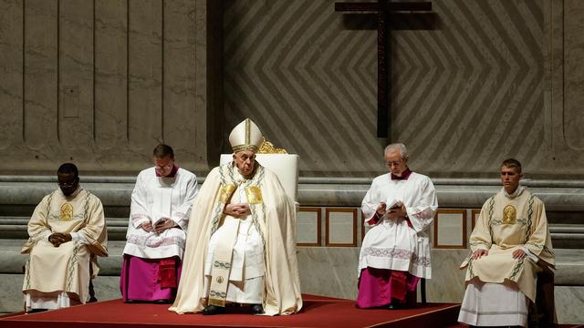 Le pape François lors de la veillée pascale à la basilique Saint-Pierre de Rome. [KEYSTONE - GIUSEPPE LAMI]