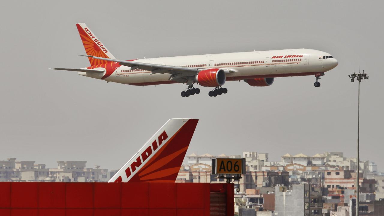 Un avion d'Air India vole à New Delhi, Inde, jeudi 12 avril 2012. [Keystone - AP Photo/Tsering Topgyal]