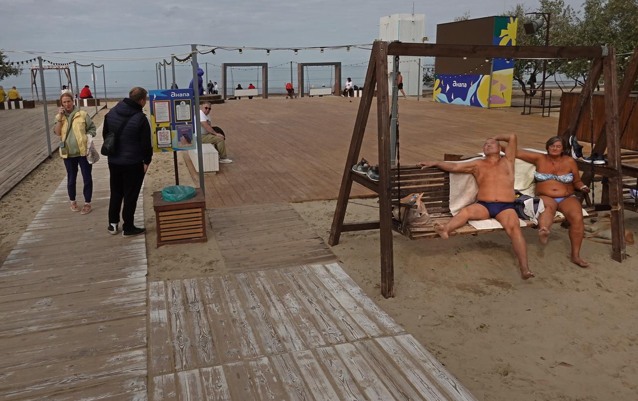 Des personnes passent du temps sur une plage vide dans la station balnéaire d'Anapa, sur la mer Noire, dans la région de Krasnodar, en Russie, le 10 octobre 2023. [KEYSTONE - MAXIM SHIPENKOV]