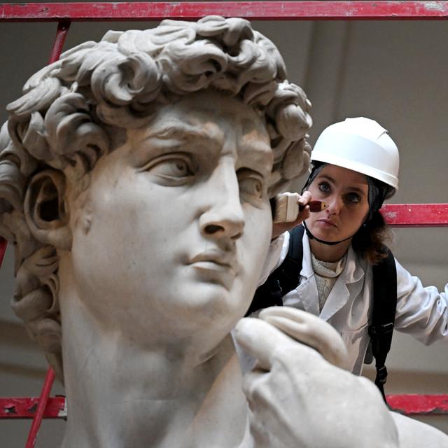 Tous les deux mois, le David achevé par Michel-Ange en 1504, une sculpture de plus de quatre mètres de haut, est inspecté sous tous ses plis par Eleonora Pucci. [AFP - Tiziana FABI]
