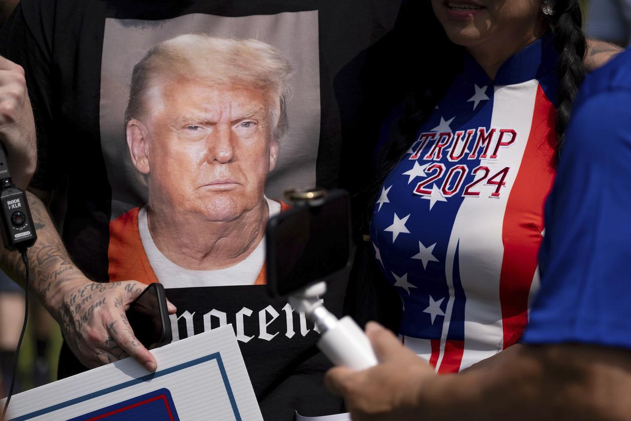 La photographie d'identité judiciaire ("mug shot") de Donald Trump sur un t-shirt d'un partisan. [KEYSTONE - BEN GRAY]