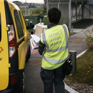 Chaque année, une centaine de facteurs et de coursiers sont attaqués par un chien. [Keystone - Christian Beutler]