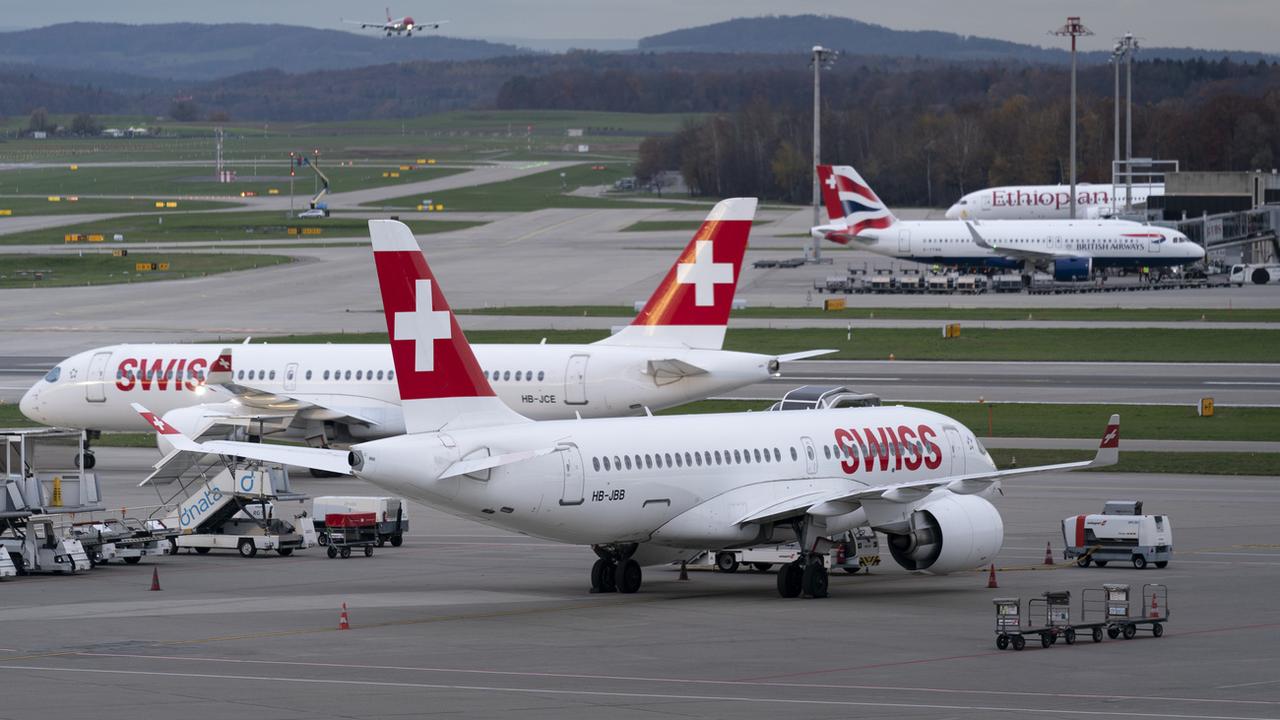 Le premier groupe aérien européen Lufthansa, propriétaire notamment de Swiss, a annoncé mardi augmenter le prix de tous ses vols européens. [keystone - Gaetan Bally]