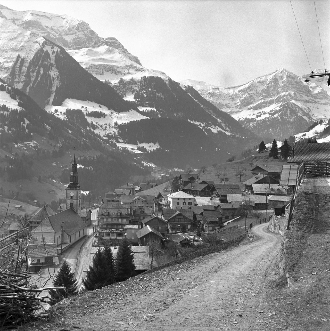 Le village de Val d'Illiez le 30 mars 1958 (Keystone, source Photopress-Archiv STR) [KEYSTONE - STR]