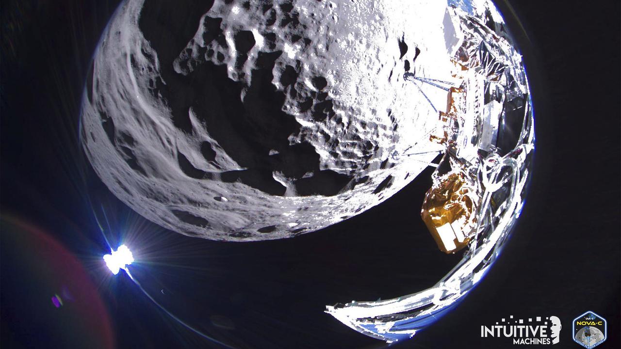 La sonde Odysseus capture une image à large champ de vision du cratère Schomberger sur la Lune, avant son alunissage. [Keystone - (Intuitive Machines via AP]