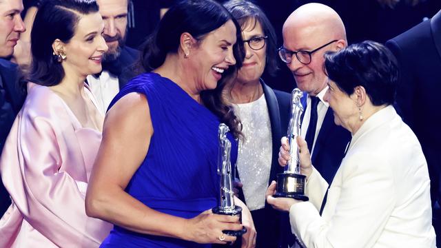 L'actrice Karla Sofia Gascon (en bleu) et le réalisateur Jacques Audiard honorés pour le film "Emilia Perez" aux Prix du cinéma européen à Lucerne le 7 décembre 2024. [Keystone - Michael Buholzer]