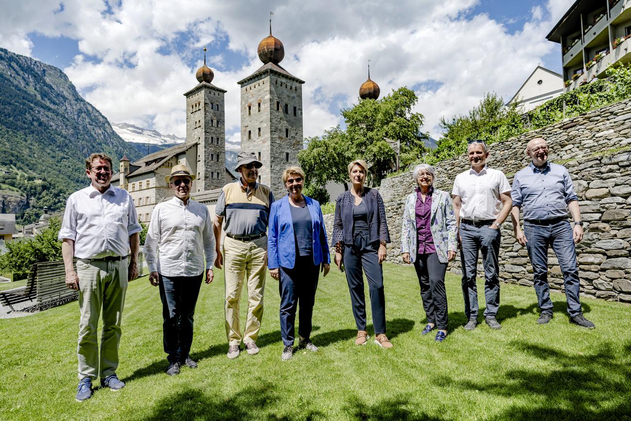 La photo de classe du Conseil fédéral, devant le château de Stockalper, à Brigue, le 27 juin 2024. [KEYSTONE - JEAN-CHRISTOPHE BOTT]