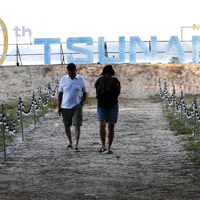 Un survivant visite le mémorial qui commémore les 20 ans du tsunami de 2004 en Thaïlande. [Keystone - Rungroj Yongrit]