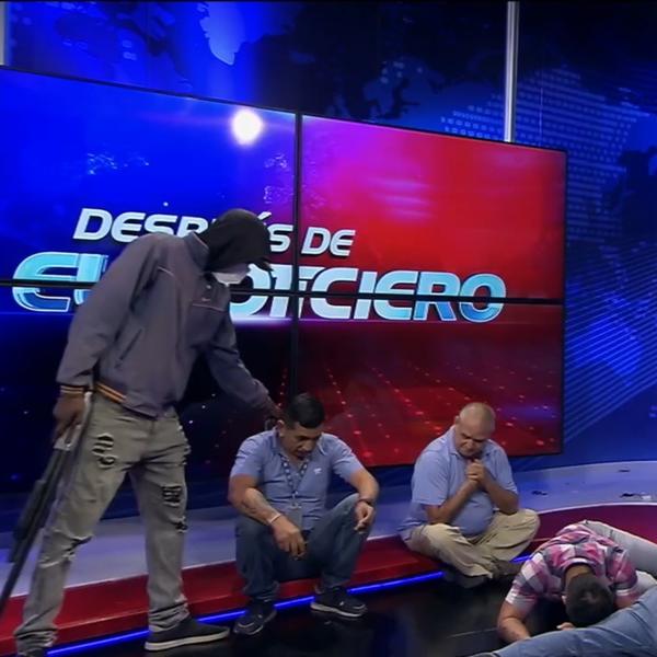 Des hommes armés ont fait irruption en direct sur un plateau TV en Equateur. [Keystone - EPA/TC Noticias]