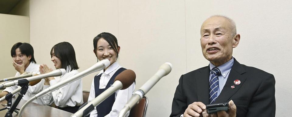 Toshiyuki Mimaki, right, president of Nihon Hidankyo, or the Japan Confederation of A- and H-Bomb Sufferers Organizations, speaks to media members in Hiroshima, Japan, Friday, Oct. 11, 2024, as he reacts to Ninon Hidankyo's winning the Nobel Peace Prize. [Kyodo News via AP/Keystone - Moe Sasaki]