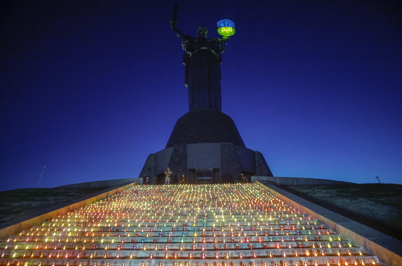 Des bougies allumées à Kiev pour marquer les 1000 jours de l'invasion russe en Ukraine. [KEYSTONE - SERGEY DOLZHENKO]