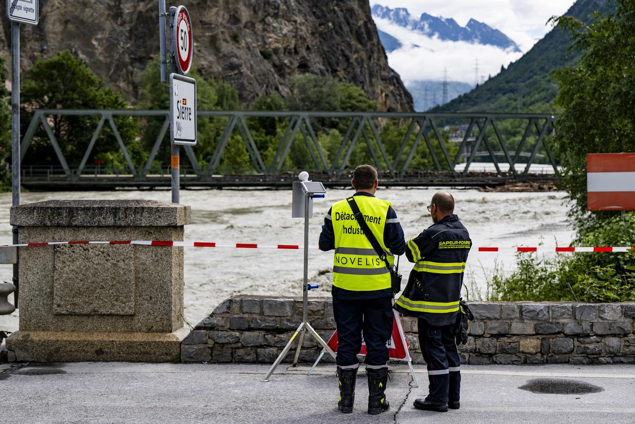 Le Valais lève l'état de "situation particulière", le débit des eaux reste élevé [KEYSTONE - JEAN-CHRISTOPHE BOTT]