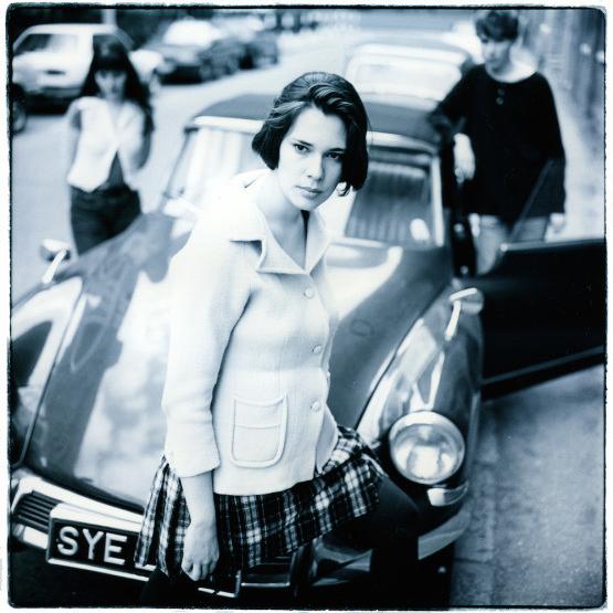 La chanteuse et musicienne Laetitia Sadier, connue pour le groupe de post-rock Stereolab (1990-), sort son septième album "Rooting for Love" qui dénonce la violence domestique. [Discogs - DR]