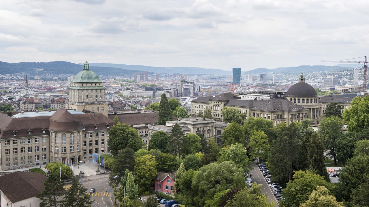 Les principaux bâtiments de l'Université de Zurich (à gauche) et de l'École polytechnique fédérale (à droite), photographiés dans le quartier universitaire de Zurich. [Christian Beutler]