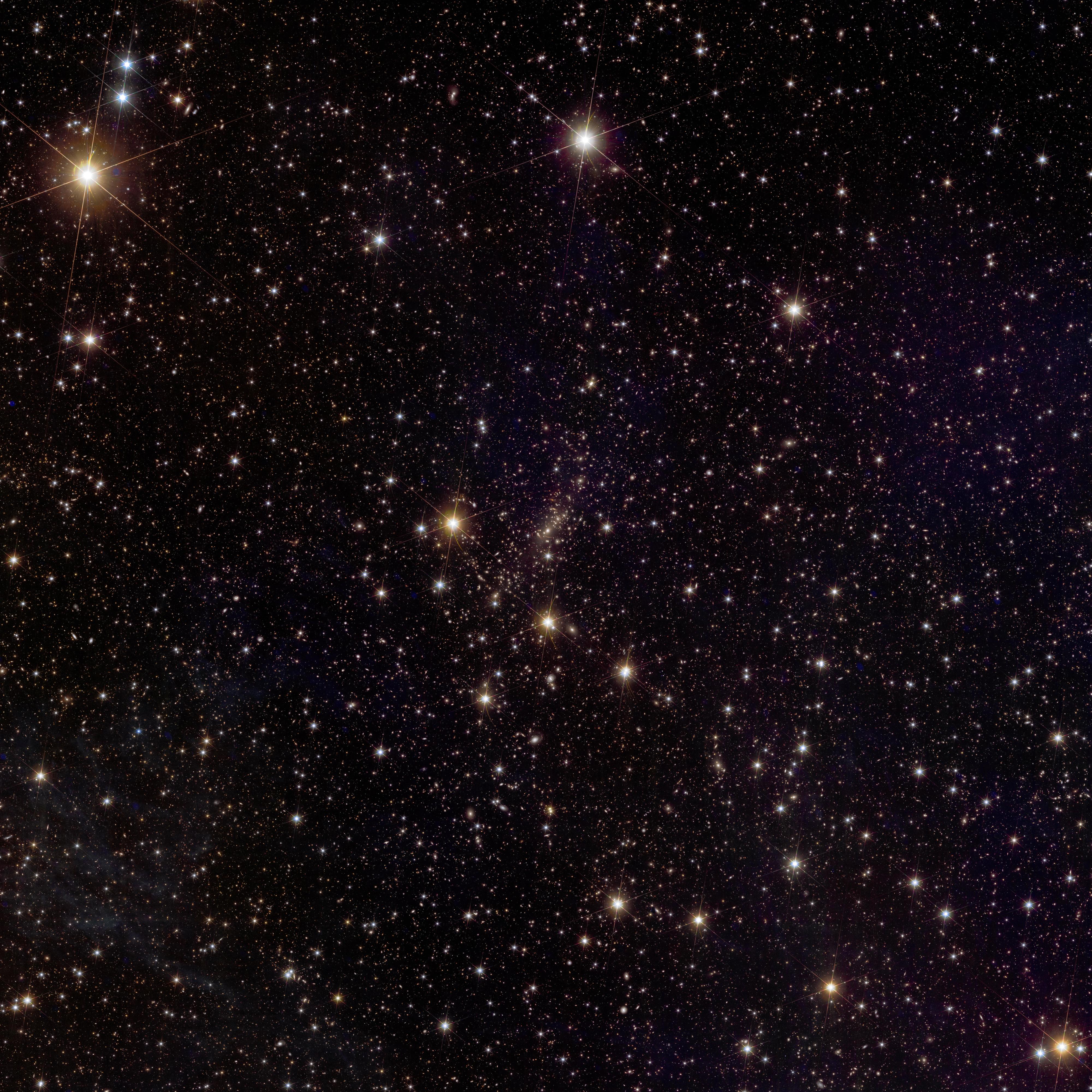 Abell 2390 se trouve à 2,7 milliards d'années-lumière dans la constellation de Pégase. Cet amas est un conglomérat géant de nombreuses galaxies similaires à la Voie lactée. On voit ici la lumière qui pénètre l'amas à partir d'étoiles qui ont été arrachées à leurs galaxies mères et se trouvent dans l'espace intergalactique. Observer cette "lumière intra-amas" est une spécialité d'Euclid: ces orphelins stellaires pourraient permettre aux astronomes de distinguer où se trouve la matière sombre. [ESA/Euclid/Euclid Consortium/NASA - image processing by J.-C. Cuillandre (CEA Paris-Saclay), G. Anselmi; CC BY-SA 3.0 IGO]