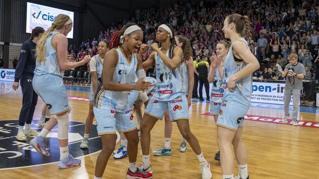 Fribourg a fait la différence en fin de match. [KEYSTONE - PETER SCHNEIDER]