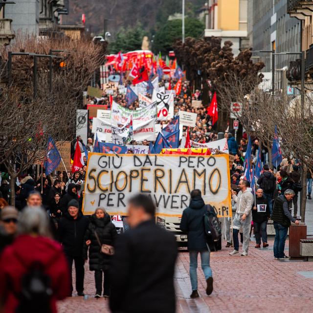 Environ 6000 personnes, selon les organisateurs, ont manifesté jeudi à Bellinzone contre la politique d'austérité du gouvernement tessinois. [Keystone/Ti-Press - Samuel Golay]