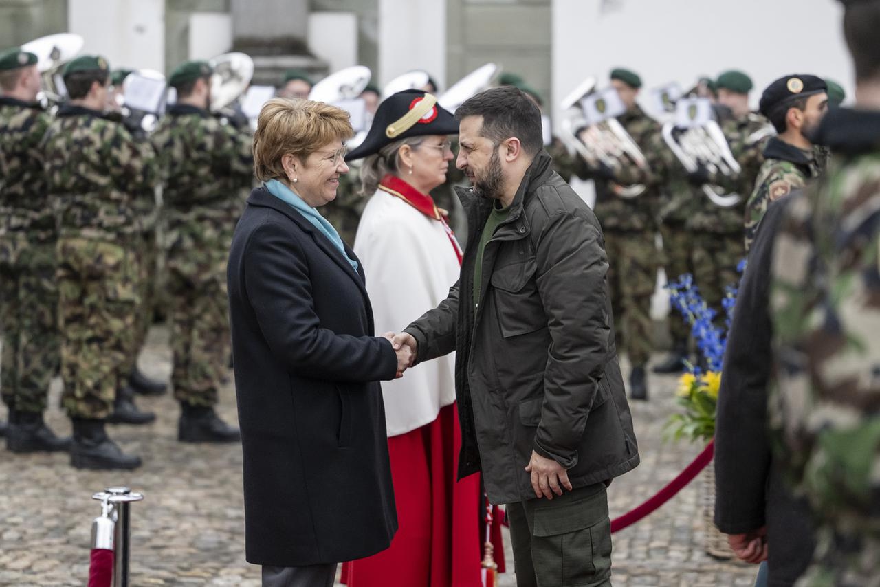 La présidente de la Confédération Viola Amherd accueille le président ukrainien Volodymyr Zelenskyy, le lundi 15 janvier 2024 à Kehrsatz, près de Berne. [Keystone - Alessandro della Valle]