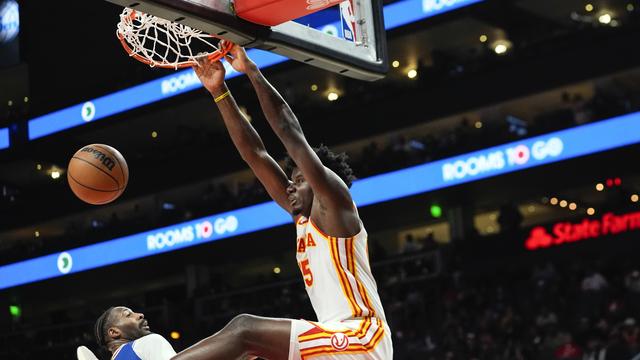 Clint Capela file au dunk sur cette photo d'archive. [KEYSTONE - JOHN BAZEMORE]