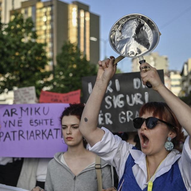 Plusieurs centaines de personnes ont manifesté à Pristina pour demander une politique plus sévère contres les auteurs de violences faites aux femmes. [AFP - Armend NIMANI]
