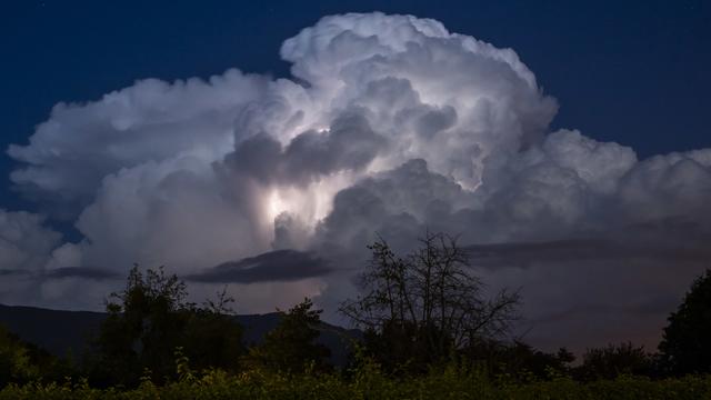 Un eclair de chaleur est photographie dans cumulonimbus, ce jeudi 1 aout a Jussy pres de Geneve. (KEYSTONE/Martial Trezzini) [Keystone - Martial Trezzini]