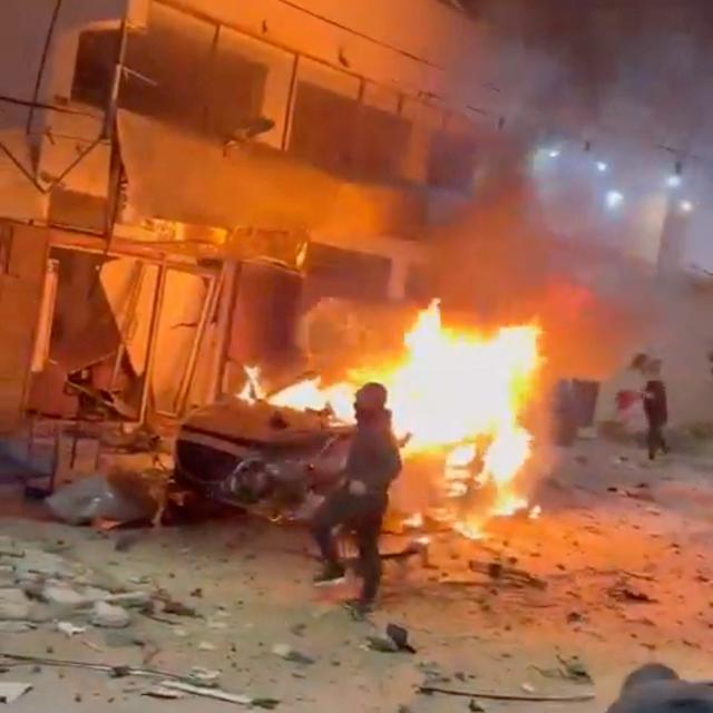 Un véhicule en feu après une frappe de drone sur Jénine le 22 février 2024. [Reuters]