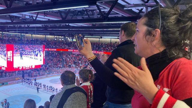 Les supporters du Lausanne HC saluent leur équipe après la victoire face aux ZSC Lions, le 27 avril 2024 à la Vaudoise aréna. [RTS]