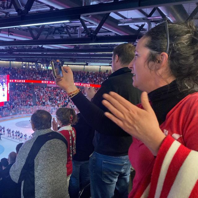 Les supporters du Lausanne HC saluent leur équipe après la victoire face aux ZSC Lions, le 27 avril 2024 à la Vaudoise aréna. [RTS]