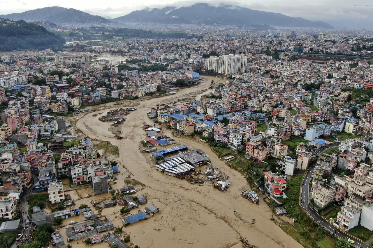 Dans la vallée de Katmandou, la rivière Bagmati est en crue à la suite de fortes pluies dans la capitale népalaise Katmandou. [KEYSTONE - GOPEN RAI]