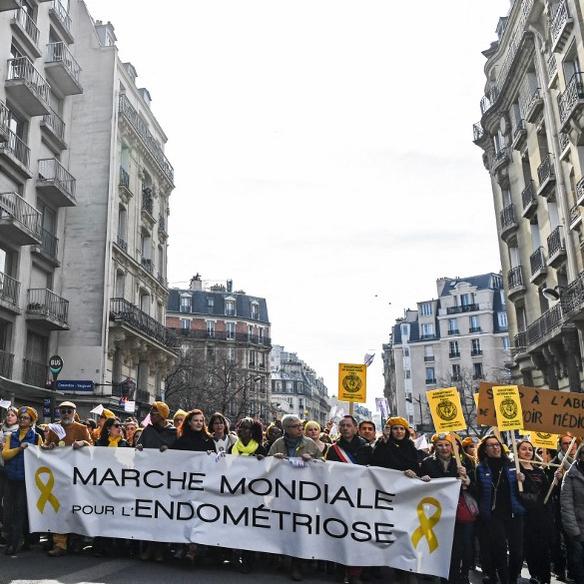 Une foule participe à la 5e EndoMarche et marque la journée mondiale de l'endométriose à Paris, le 24 mars 2018. [AFP - Alain Jocard]