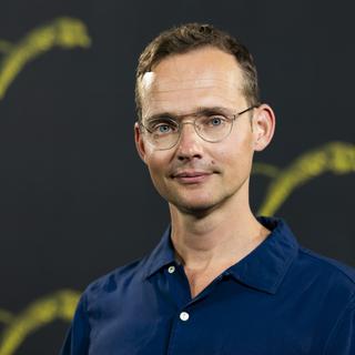 Le réalisateur suisse Ramon Zürcher au 77e festival du film de Locarno, le samedi 10 août 2024. [KEYSTONE - JEAN-CHRISTOPHE BOTT]