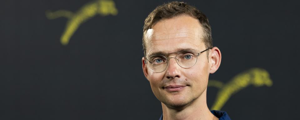 Le réalisateur suisse Ramon Zürcher au 77e festival du film de Locarno, le samedi 10 août 2024. [KEYSTONE - JEAN-CHRISTOPHE BOTT]