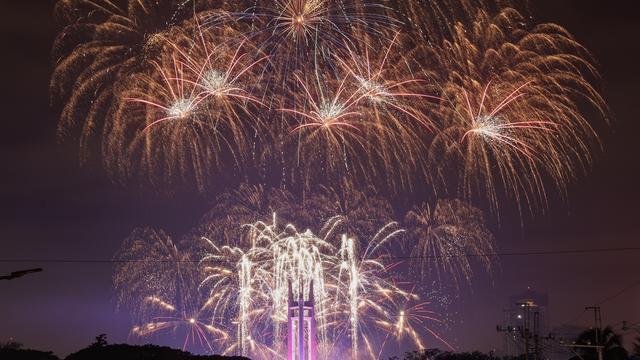 Un feu d'artifice marque la nouvelle année au-dessus du cercle commémoratif de Quezon City, dans la région métropolitaine de Manille, aux Philippines, le 1er janvier 2025. [KEYSTONE - ROLEX DELA PENA]