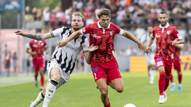 Duel à Tourbillon entre le Bâlois Bradley Fink (en blanc) et le Sédunois Joel Schmied. [KEYSTONE - CYRIL ZINGARO]