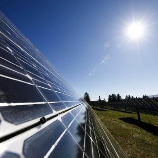 Des panneaux solaires de la station solaire du Mont-Soleil sont photographiés à Saint-Imier (BE) en 2017 (image d'illustration). [Keystone - Valentin Flauraud]